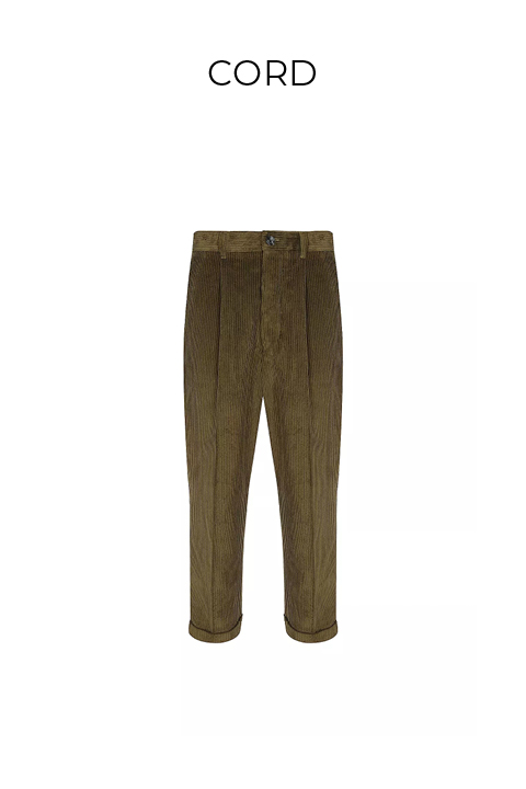 Olivgrüne Cordhose mit hoher Taille, Knopfverschluss vorne und umgeschlagenen Säumen, dargestellt vor einem schlichten weißen Hintergrund. Über der Hose ist das Wort "CORD" zu lesen.