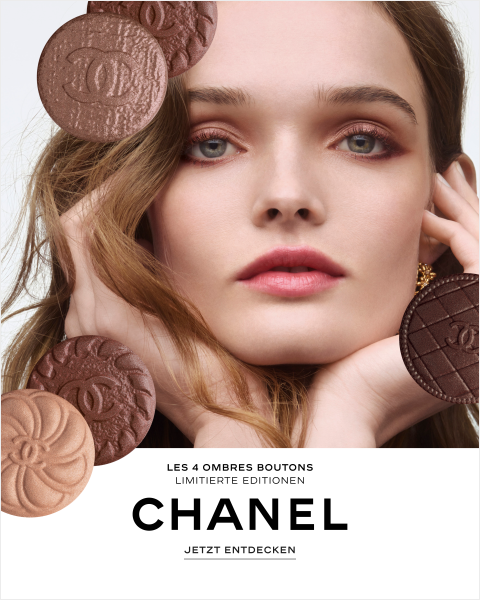 Eine Frau mit heller Haut und hellbraunem Haar ist von verschiedenen runden, geprägten Chanel-Schminkprodukten umgeben. Der Text darunter lautet: "Les 4 Ombres Boutons Limitierte Editionen. Chanel. Jetzt entdecken.".