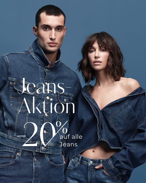 Zwei Models in Jeans-Outfits posieren vor einem blauen Hintergrund. Der weiße Text über dem Bild lautet: "Jeans-Aktion 20% auf alle Jeans", die für einen Rabatt von 20% auf alle Jeans wirbt.