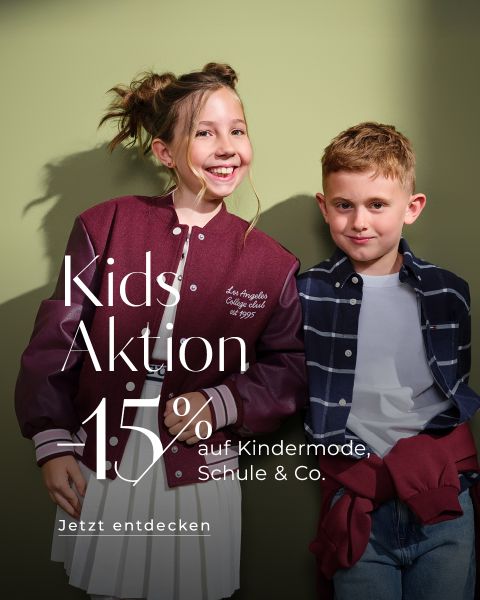 Zwei Kinder stehen lächelnd vor einer grünen Wand. Das Mädchen trägt eine kastanienbraune Sportjacke und der Junge ein kariertes Hemd. Der Text über ihnen lautet: "Kids Aktion 15% auf Kindermode, schule & Co. Jetzt entdecken.