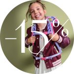 Lächelndes junges Mädchen, das eine kastanienbraune Jacke und einen Rucksack trägt und vor einem grünen Hintergrund steht. Großer weißer Text über dem Bild lautet "-15%".