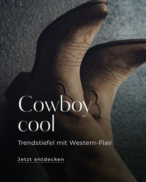 Nahaufnahme von braunen Cowboystiefeln aus Wildleder mit Ziernähten. Textüberlagerung lautet: "Cowboy cool. Trendstiefel mit Western-Flair. Jetzt entdecken.