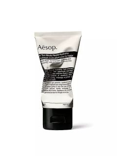 Eine Tube Aesop In Two Minds Facial Hydrator mit einem weißen Etikett mit schwarzem Text und einem schwarzen Flip-Top-Verschluss, aufrecht stehend vor einem weißen Hintergrund.