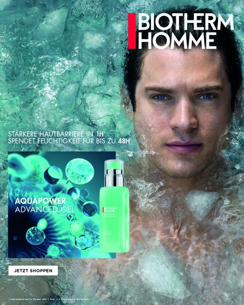 Ein Mann mit nassem Haar taucht aus dem Wasser auf und blickt nach vorne. Neben ihm steht eine Flasche Biotherm Homme Aquapower Advanced Gel mit Molekulargrafik und deutschem Text, der die Haut bis zu 48 Stunden lang mit Feuchtigkeit versorgt.