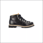 Ein schwarzer Wanderstiefel aus Leder mit schwarzen Schnürsenkeln, silbernen Metallösen, hellbraunem Futter und einer robusten Gummisohle, im Profil auf weißem Hintergrund dargestellt.