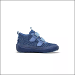 Ein blauer Sneaker mit zwei Klettverschlussriemen und einem strukturierten Obermaterial, dargestellt in einer Seitenansicht vor einem einfarbig weißen Hintergrund.