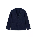 Marineblaue Strickjacke mit gekerbtem Kragen, zwei Knöpfen vorne und zwei großen aufgesetzten Taschen auf weißem Hintergrund.