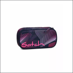 Ein rechteckiges Federmäppchen mit geometrischem Muster in Lila- und Rosatönen, mit dem Wort "Satch" in fetten rosa Buchstaben auf der Vorderseite und einem Reißverschluss auf der Oberseite.