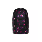 Ein schwarzer Rucksack mit lila und rosa Blumen- und Blattmustern, mit mehreren Reißverschlussfächern und einem oberen Griff. Der Markenname "Satch" ist auf einem Riemen in der Nähe der Vordertasche zu sehen.