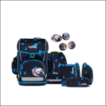 Ein Set aus fünf passenden blau-schwarzen Schultaschen und -beuteln mit geometrischen blauen Formen und runden Fotopatches auf weißem Hintergrund.