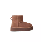 Eine braune Wildlederstiefelette mit einer Zuglasche hinten und einer dicken, flachen Gummisohle ist auf einem weißen Hintergrund abgebildet.