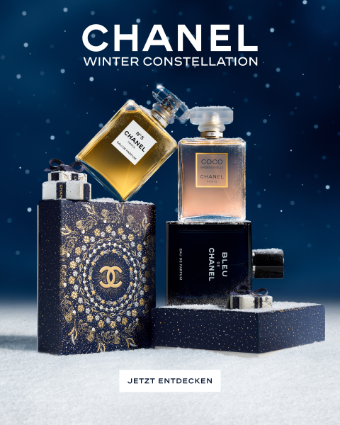 Drei Chanel-Parfümflaschen auf dekorierten Schachteln mit Schnee, unter dem Text "CHANEL Winter Constellation". Auf dem Knopf steht "JETZT ENTDECKEN.