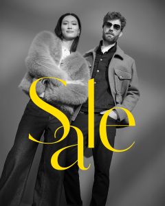 Eine elegante Frau in einem Pelzmantel und ein Mann mit Sonnenbrille und Jacke posieren selbstbewusst. Das Schwarz-Weiß-Foto ist mit der fettgedruckten gelben Aufschrift "Sale" überlagert.