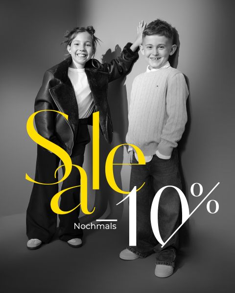 Zwei lächelnde Kinder posieren in schicken Outfits; der Text lautet "Sale 10% nochmals". Schwarz-weißes Bild mit kräftiger gelber und weißer Beschriftung.