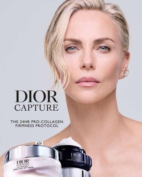 Eine Frau mit hellem Haar und blauen Augen posiert neben zwei Dior Capture Hautpflegetiegeln mit einem Text über das 24HR Pro-Collagen Firmness Protocol.
