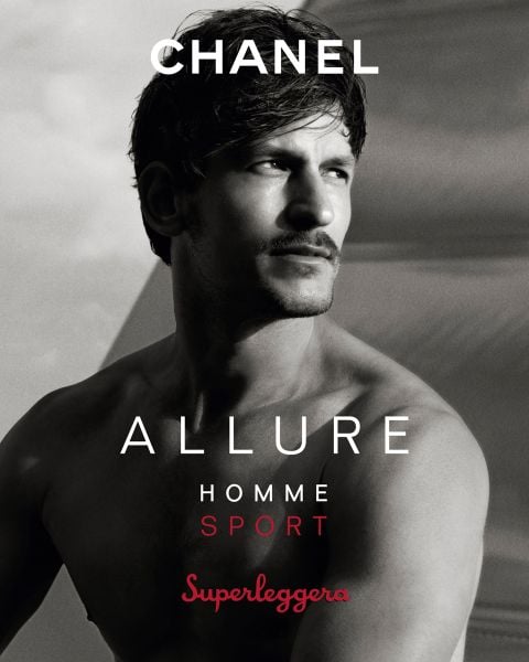 Schwarz-Weiß-Werbung mit einem hemdsärmeligen Mann, der in die Ferne schaut, und dem Text "CHANEL ALLURE HOMME SPORT Superleggera", der das Bild überlagert.