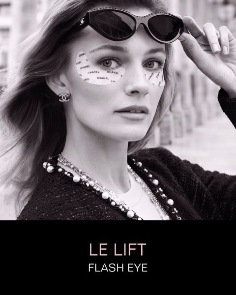 Eine elegante Frau mit Chanel-Augenklappe und Sonnenbrille blickt in die Kamera; der Text lautet "LE LIFT FLASH EYE".