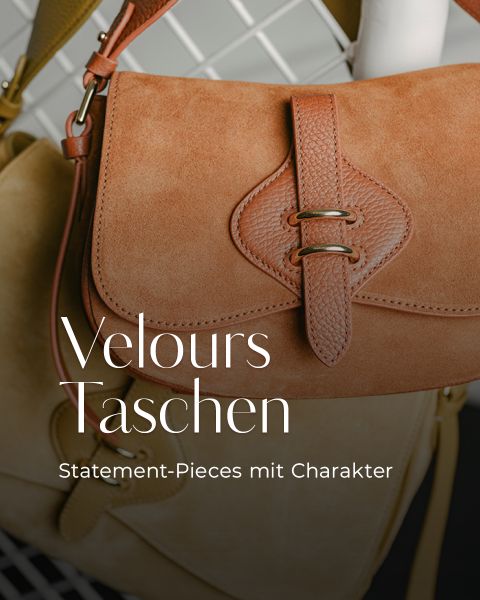 Nahaufnahme von zwei Wildlederhandtaschen mit goldenen Schnallen, die auf einem Ständer hängen, überlagert von einem deutschen Text, der für besondere Stücke mit Charakter wirbt.