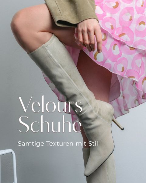 Eine Person in cremefarbenen kniehohen Wildlederstiefeln und einem rosa gemusterten Rock. Der Text lautet: "Velours Schuhe. Samtige Texturen mit Stil.