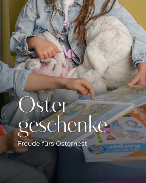 Zwei Kinder halten Stofftiere und ein Buch, mit deutschem Text: "Ostergeschenke, Freude fürs Osternest" überlagert das Bild.