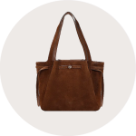 Tote Tasche aus braunem Wildleder mit doppelten Henkeln und einem kleinen metallischen Akzent auf der Vorderseite auf weißem, kreisförmigem Hintergrund.