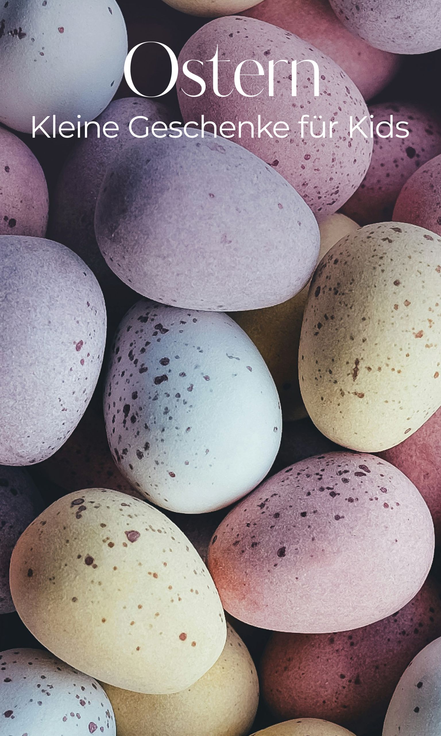 Pastellfarbene, gesprenkelte Ostereier, oben mit dem Text "Ostern Kleine Geschenke für Kids" überklebt.