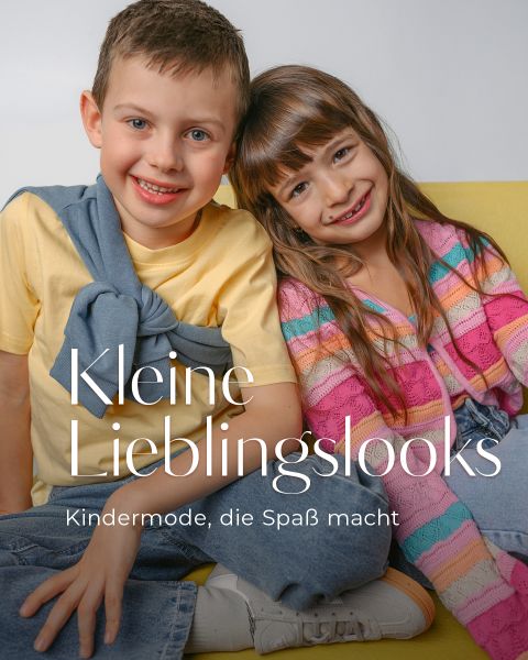 Ein lächelnder Junge und ein Mädchen in bunter Kleidung sitzen auf einem gelben Sofa. Der Text lautet: "Kleine Lieblingslooks. Kindermode, die Spaß macht.
