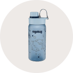 Hellblaue Wasserflasche mit Delfin-Illustrationen, dem Schriftzug "ergobag" und einem Flip-Top-Deckel mit Trageschlaufe, auf weißem Hintergrund.