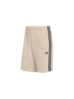 Beigefarbene Adidas-Shorts mit schwarzen Streifen an der Seite, einem elastischen Bund, einer Reißverschlusstasche und einem schwarzen Adidas-Logo auf dem linken Bein.