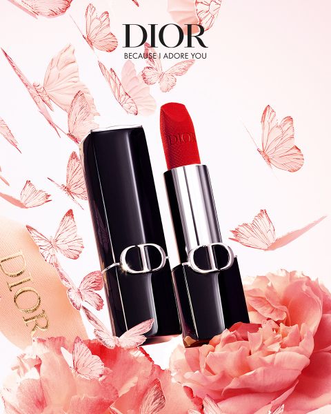 Ein roter Lippenstift von Dior in einem schwarz-silbernen Etui, umgeben von rosa Schmetterlingen, Blumen und einer Schleife mit dem Dior-Logo.