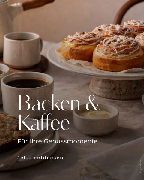 Zimtbrötchen, Kaffee und Brot auf einem Tisch mit weißem Tischtuch; deutscher Text, der für das Backen und Kaffeegenuss wirbt.
