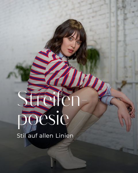 Eine Frau in einem gestreiften Hemd und weißen Stiefeln hockt in einem Haus vor einer weißen Backsteinmauer. Der Text lautet: "Streifenpoesie. Stil auf allen Linien.
