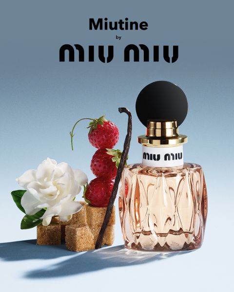 Ein Miu Miu-Parfümflakon neben einer weißen Blume, Erdbeeren auf einem Spieß, Zuckerwürfeln und einer Vanilleschote, darüber der Text "Miutine by Miu Miu".