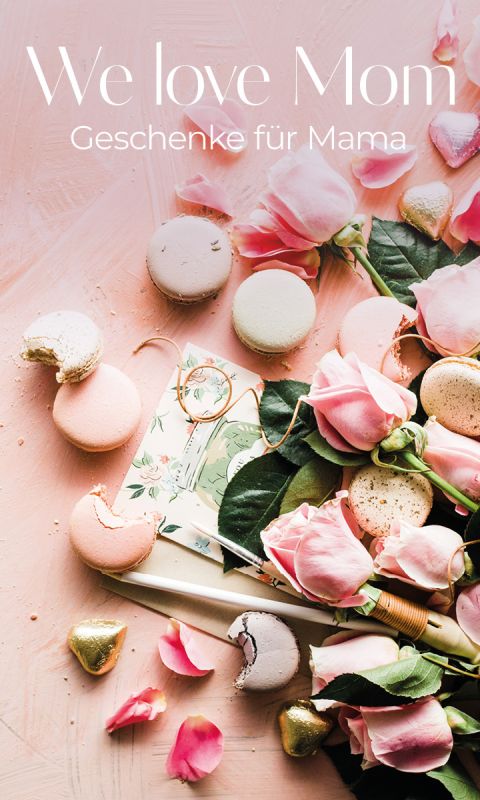 Rosafarbene Rosen, pastellfarbene Macarons, Pralinen und Blumenkarten auf blutrotem Hintergrund mit dem Text "We love Mom - Geschenke für Mama".