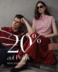 Ein Mann und eine Frau in gestreiften Poloshirts sitzen stilvoll. Der Text lautet: "20% auf Polos. Jetzt entdecken.