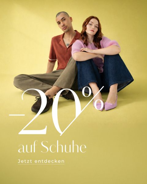 Ein Mann und eine Frau sitzen auf einem gelben Boden, auf dem ein Text auf Deutsch 20 % Rabatt auf Schuhe anbietet: "-20% auf Schuhe. Jetzt entdecken".