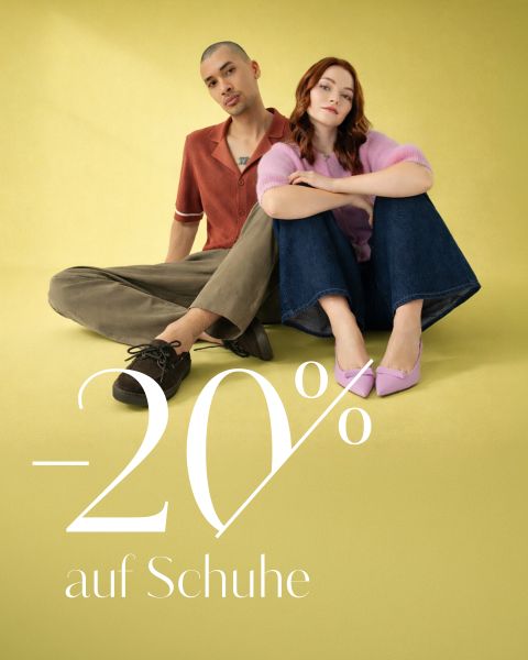 Zwei Models sitzen auf einem gelben Hintergrund und tragen stilvolle Outfits und Schuhe. Der Text über dem Bild lautet "-20% auf Schuhe", was auf einen Rabatt von 20% auf Schuhe hinweist.