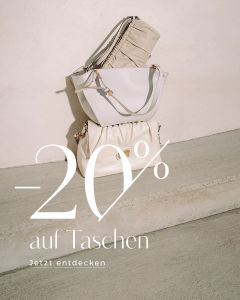 Drei beigefarbene und weiße Handtaschen sind auf einer Betonstufe gestapelt. Der Text lautet "-20% auf Taschen. Jetzt entdecken".