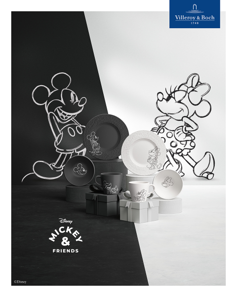 Das Geschirr und die Tassen von Villeroy & Boch mit Mickey und Minnie Mouse sind mit Zeichnungen der Figuren auf schwarzem und weißem Hintergrund versehen.