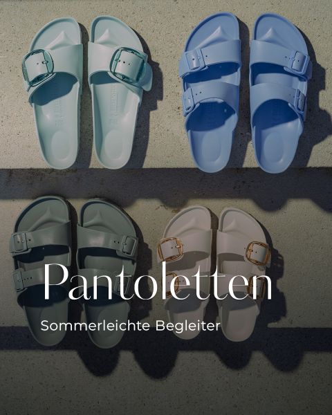Vier Paar Schlupfsandalen in Pastellfarben sind auf einer hellen Fläche angeordnet. Text: "Pantoletten, Sommerleichte Begleiter.