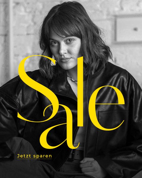 Eine Frau in einer Lederjacke sitzt selbstbewusst da; in der unteren linken Ecke steht in fetter gelber Schrift "Sale" und "Jetzt sparen".