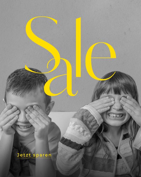 Zwei lächelnde Kinder sitzen nebeneinander und bedecken ihre Augen. In großer gelber Schrift steht "Sale" und in kleinerer Schrift am unteren Rand "Jetzt sparen".