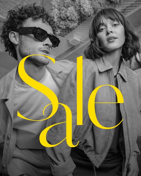 Ein stilvoller Mann und eine stilvolle Frau posieren zusammen in modischen Outfits mit dem Wort "Sale" in fetten gelben Buchstaben über dem Bild.