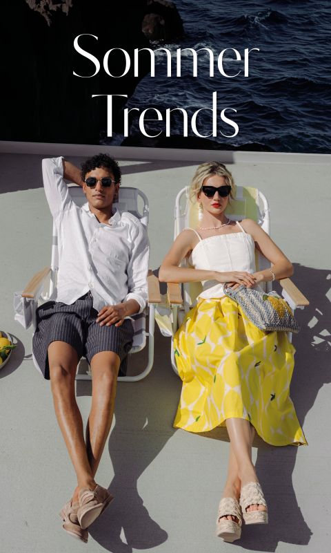 Ein stilvoller Mann und eine stilvolle Frau entspannen sich auf Liegestühlen auf einer sonnigen Terrasse am Meer, mit dem Text "Sommer Trends" über ihnen.