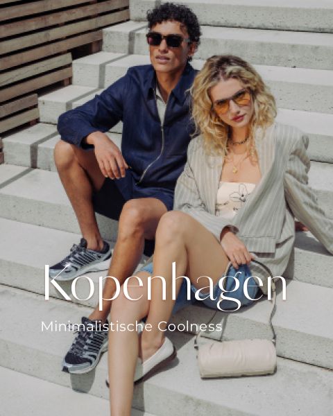 Ein stilvoller Mann und eine Frau sitzen auf einer Treppe im Freien und tragen Sonnenbrillen und trendige Outfits. Text: "Kopenhagen Minimalistische Coolness.