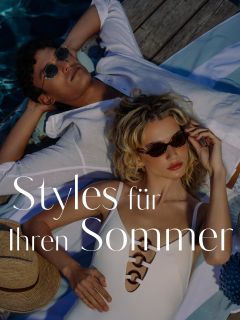 Ein Mann und eine Frau mit Sonnenbrille entspannen sich auf Handtüchern an einem Pool, darüber ist der Text "Styles für Ihren Sommer" eingeblendet.