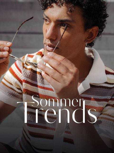 Ein Mann in einem gestreiften Hemd hält eine Sonnenbrille in der Hand; über dem Bild steht „Sommer-Trends“.