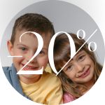 Ein lächelnder Junge und ein lächelndes Mädchen sitzen dicht beieinander; darüber steht in großer weißer Schrift „-20 %“, was auf einen Rabatt von 20 Prozent oder einen Sonderverkauf hindeutet.