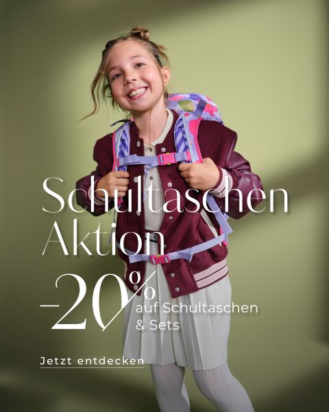 Ein lächelndes junges Mädchen mit Rucksack und einer weinroten Jacke. Ein deutscher Text wirbt mit 20 % Rabatt auf Schulranzen und Sets.