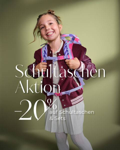 Lächelndes Mädchen mit Rucksack, das eine weinrote Jacke trägt; der Text lautet: „Schultaschen-Aktion – 20 % Rabatt auf Schultaschen und Sets“.